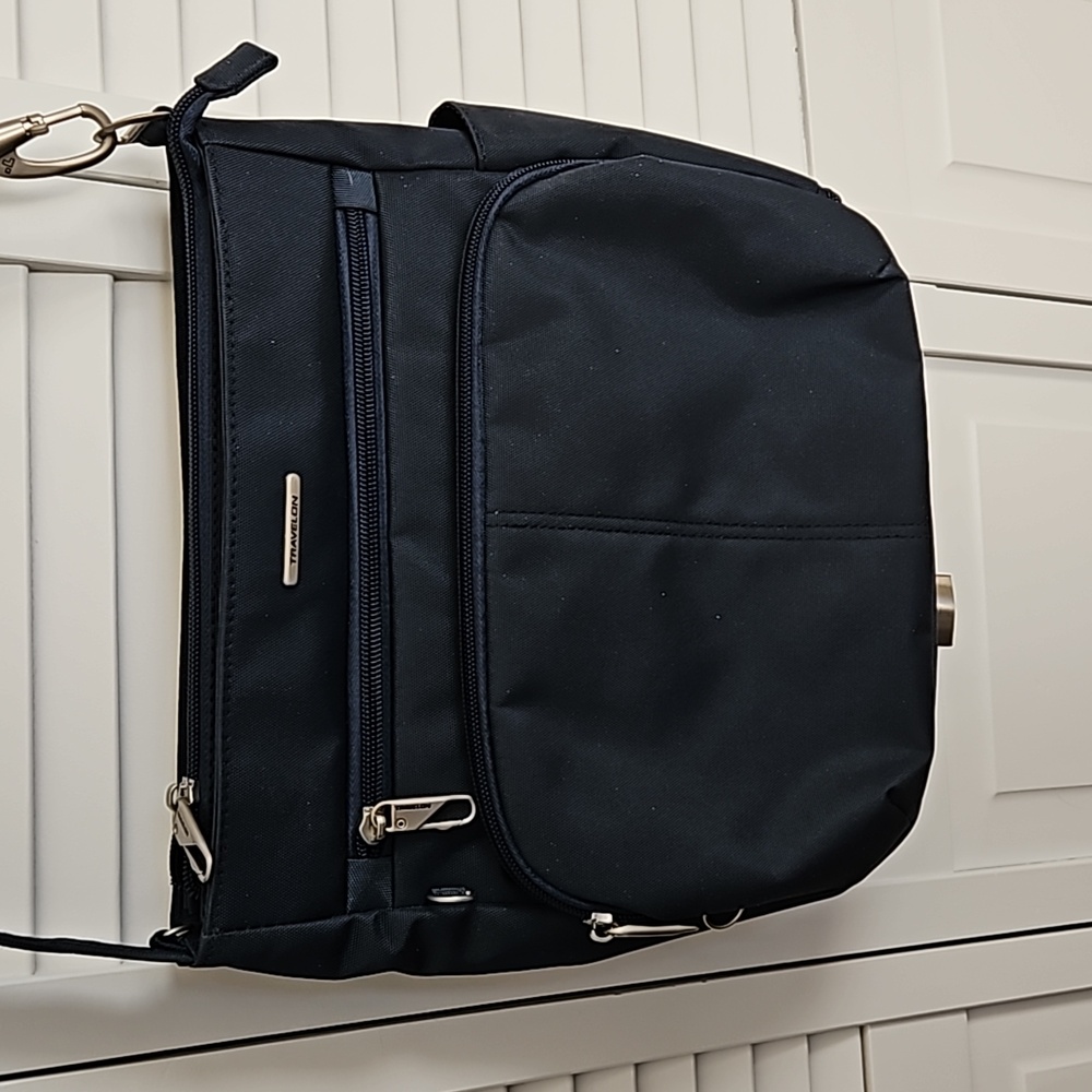 TRAVELON NAVY ANTI THEFT CLASSIC CROSSBODY